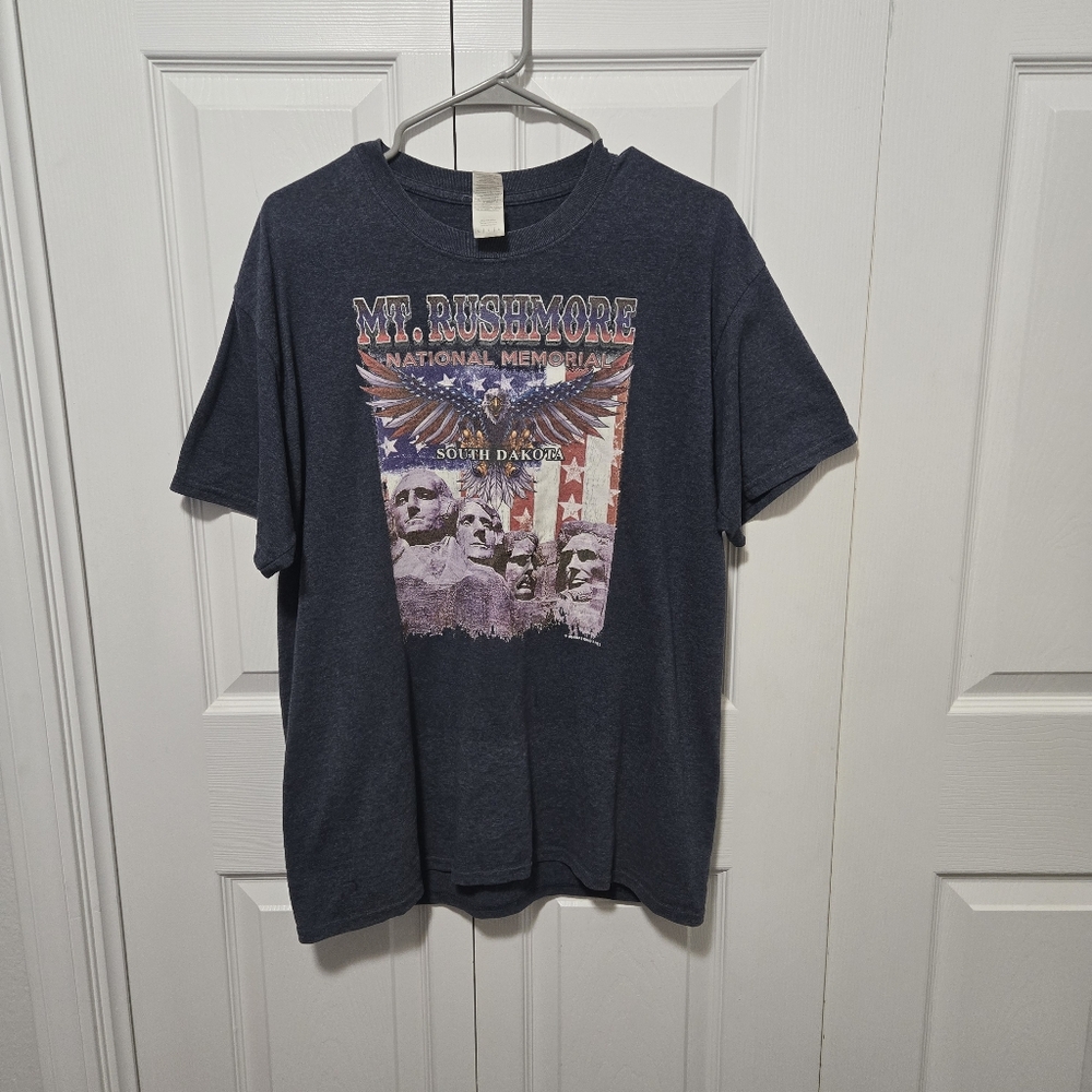 Mt. Rushmore National Memorial Graphic T-Shirt – Men’s Size L (Gildan)
